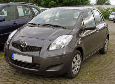 Автостекла Toyota Yaris II c установкой в Москве